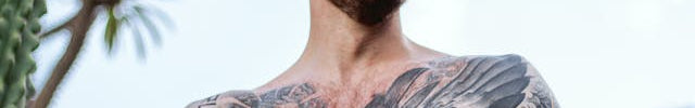 Flesh Tunnel getragen bei tätowierten Mann