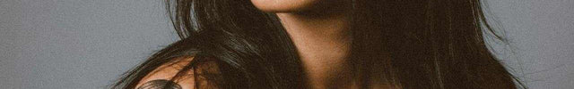 Frau mit Lippenpiercing Ring