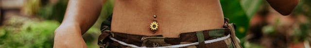 Gold Piercing als Bauchnabelpiercing getragen