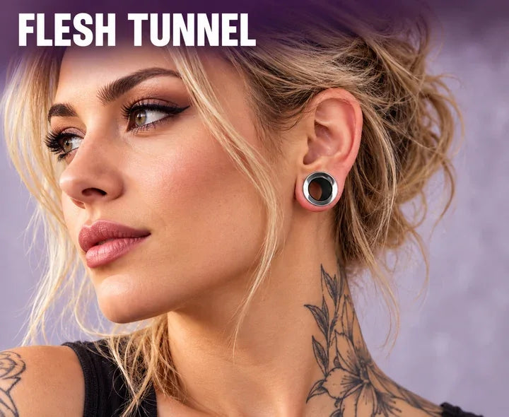 Blondes Model mit silberfarbenem Flesh Tunnel im gedehnten Ohrläppchen im Kategoriebanner.