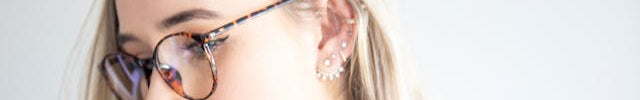 Helix Piercing Silber von Frau getragen