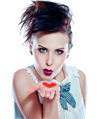 Model im Punk-Stil mit dunklem Kurzhaarschnitt und auffälligem Make-up im Kundenservice-Bereich.