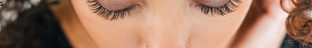 Nasenpiercing Rosegold getragen von einer Frau