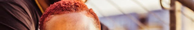 Gold Piercing im Ohr getragen