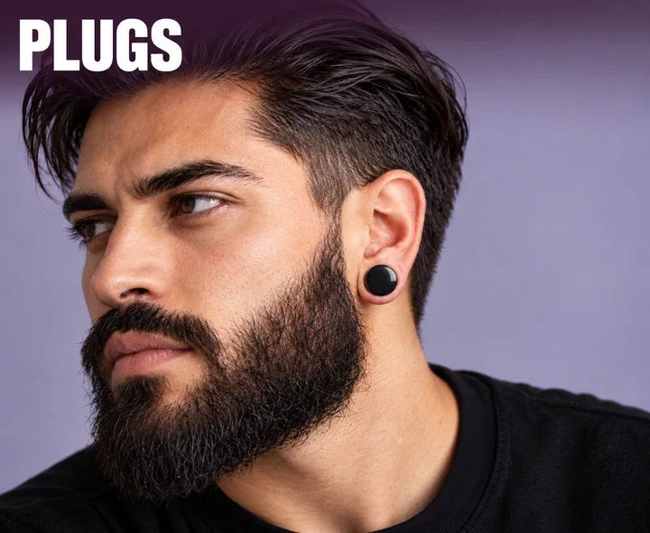 Model mit Bart und schwarzem Plug im gedehnten Ohrläppchen im Kategoriebanner.