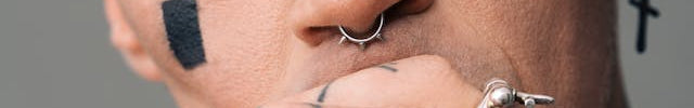 Piercing Silber an einem Mann